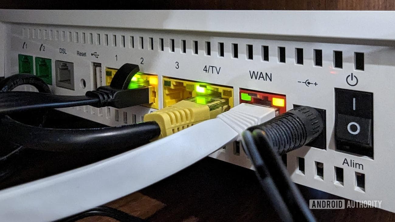 Θύρες δρομολογητή με καλώδια Ethernet συνδεδεμένα