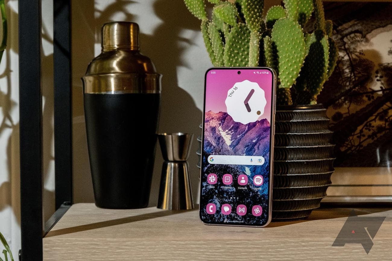 Ένα Samsung Galaxy S23+ με One UI 5.1 που κάθεται σε ένα ράφι.