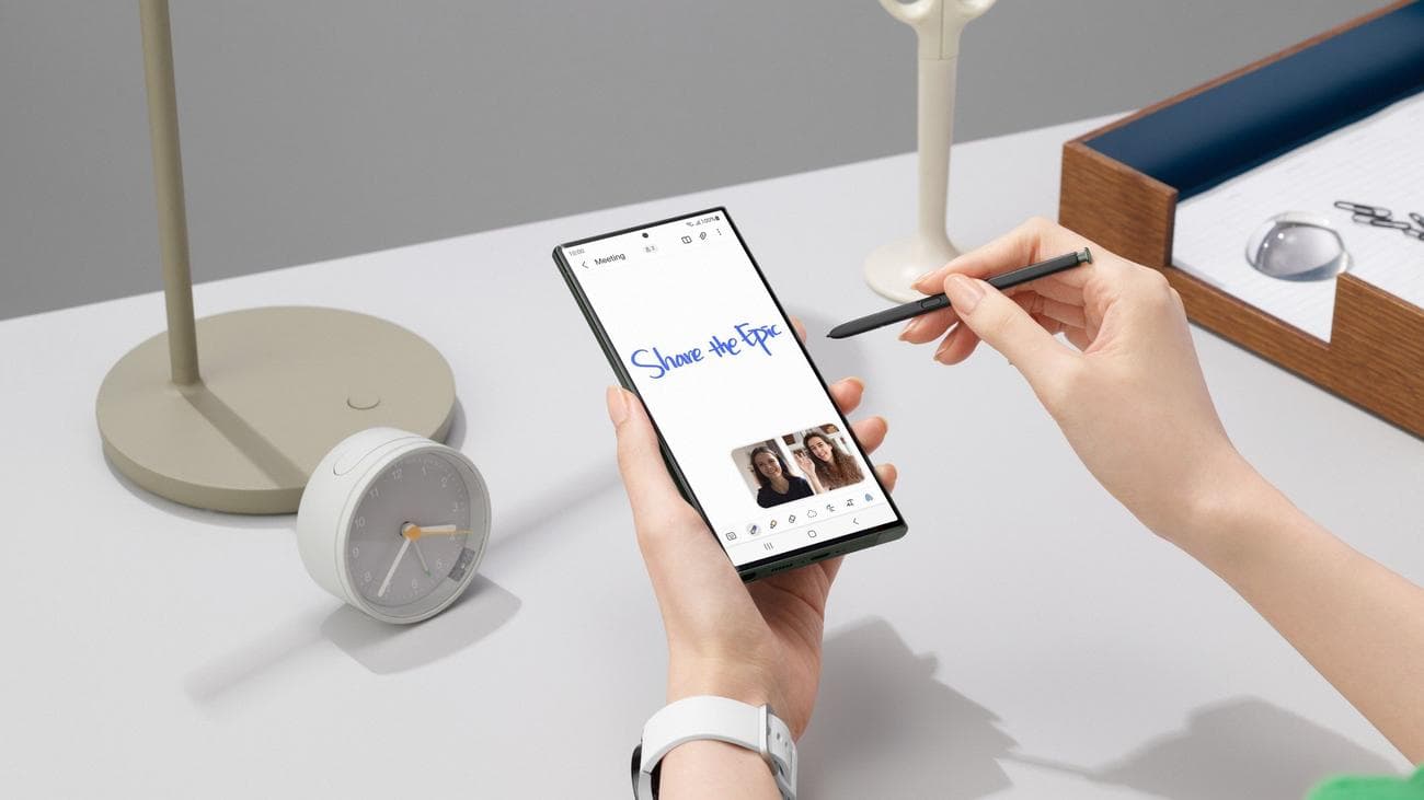 Ένα Samsung Galaxy S23 Ultra γράφεται με στυλό S κατά τη διάρκεια βιντεοκλήσης