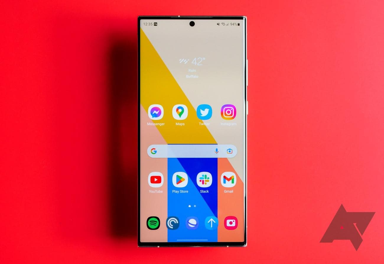 Το Samsung Galaxy S23 Ultra σε κόκκινο φόντο