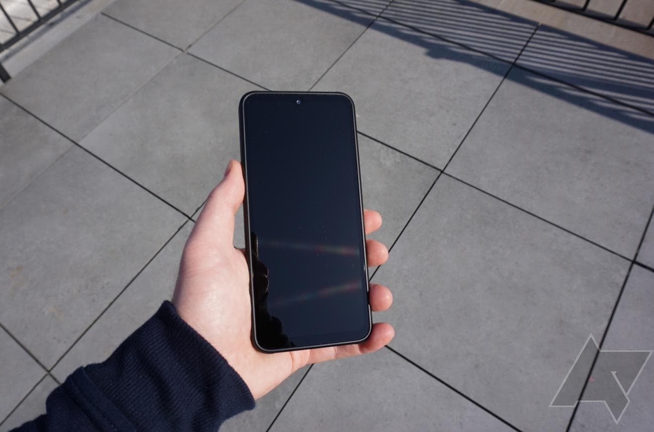 samsung-xcover6-pro-hand-down