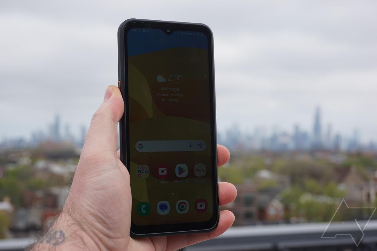 samsung-xcover6-pro-in-hand