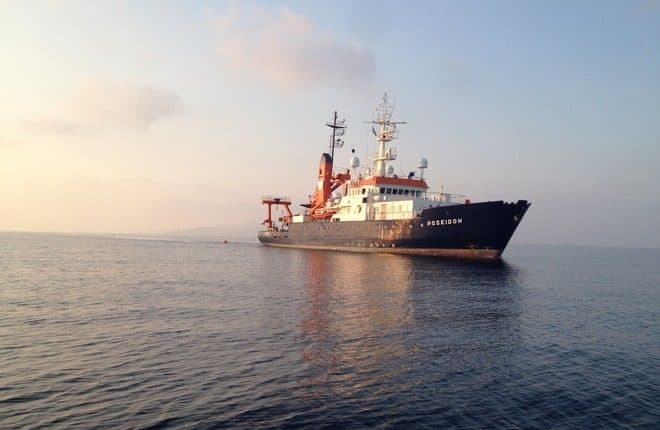 Το γερμανικό πλοίο Poseidon, με το οποίο έγιναν οι έρευνες των σεισμικών προφίλ στον υποθαλάσσιο χώρο γύρω από το ηφαίστειο της Σαντορίνη