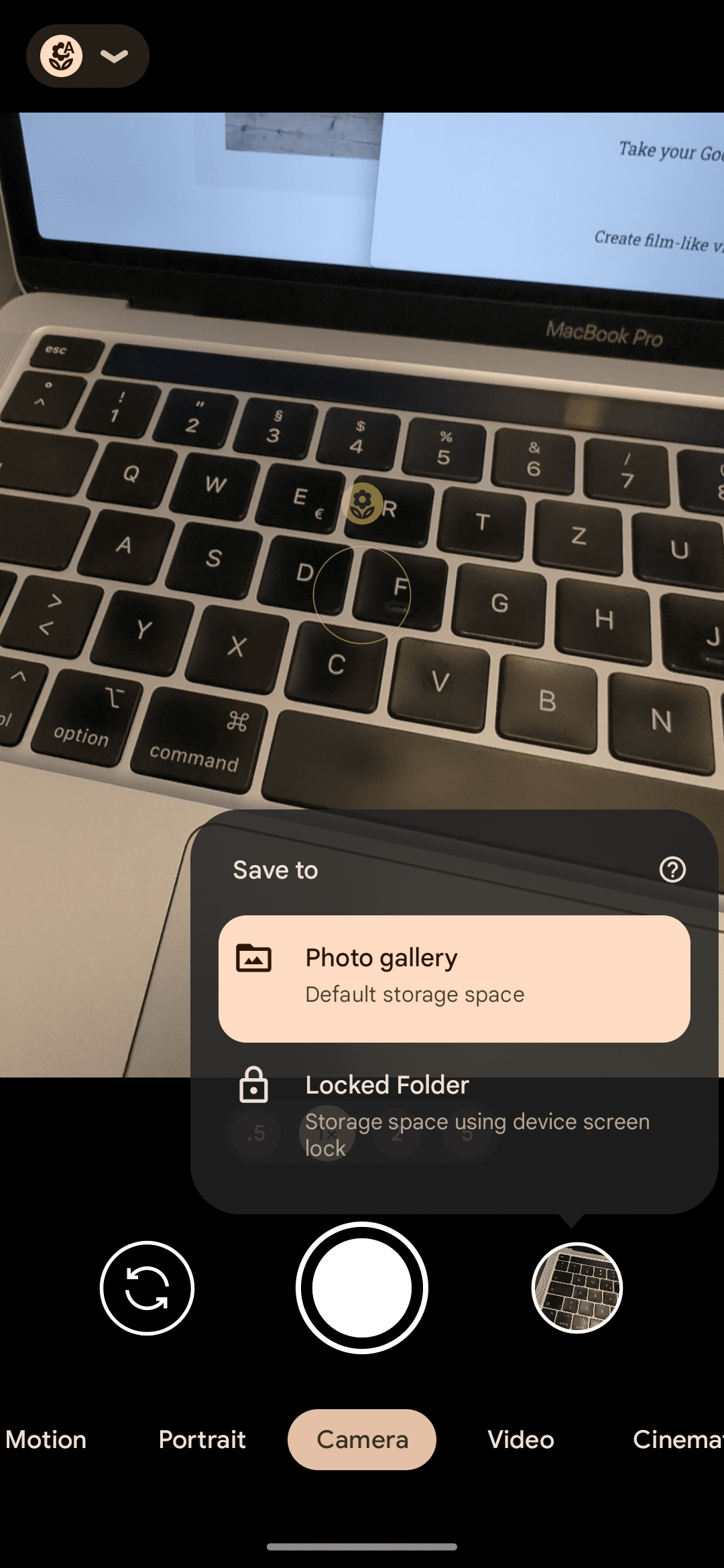 φωτογραφία του πληκτρολογίου macbook στην εφαρμογή κάμερας google