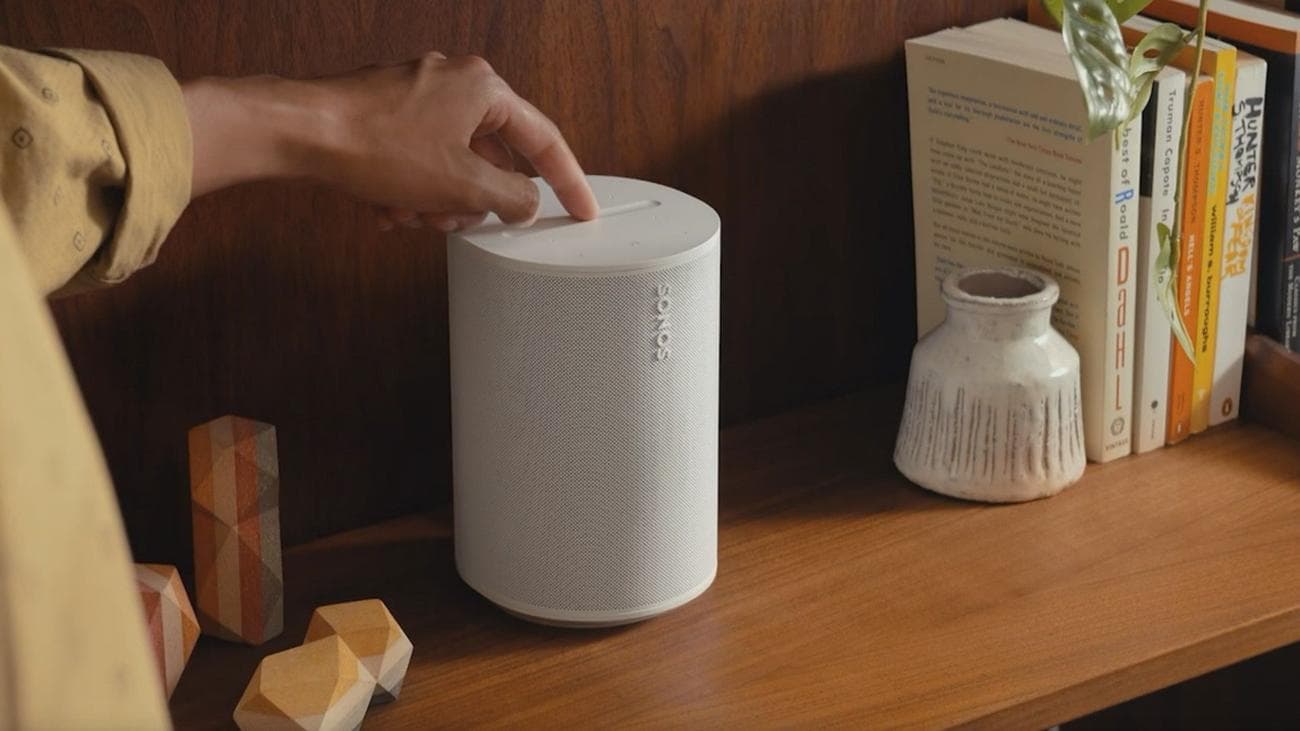 sonos-era-100-smart-speaker-adjusting-volume