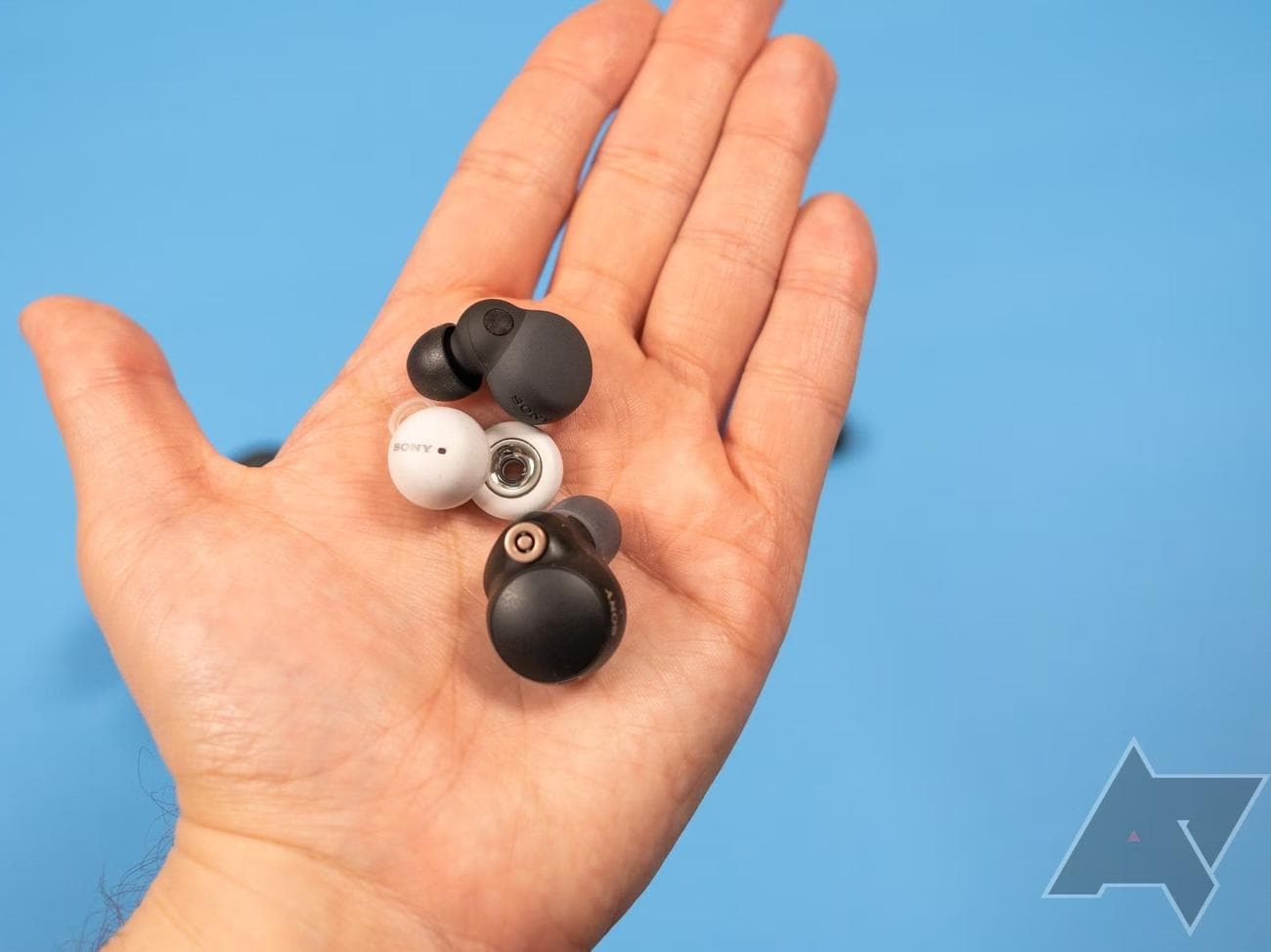 Sony LinkBuds S, LinkBuds και WF-1000XM4 στο χέρι ενός ατόμου.