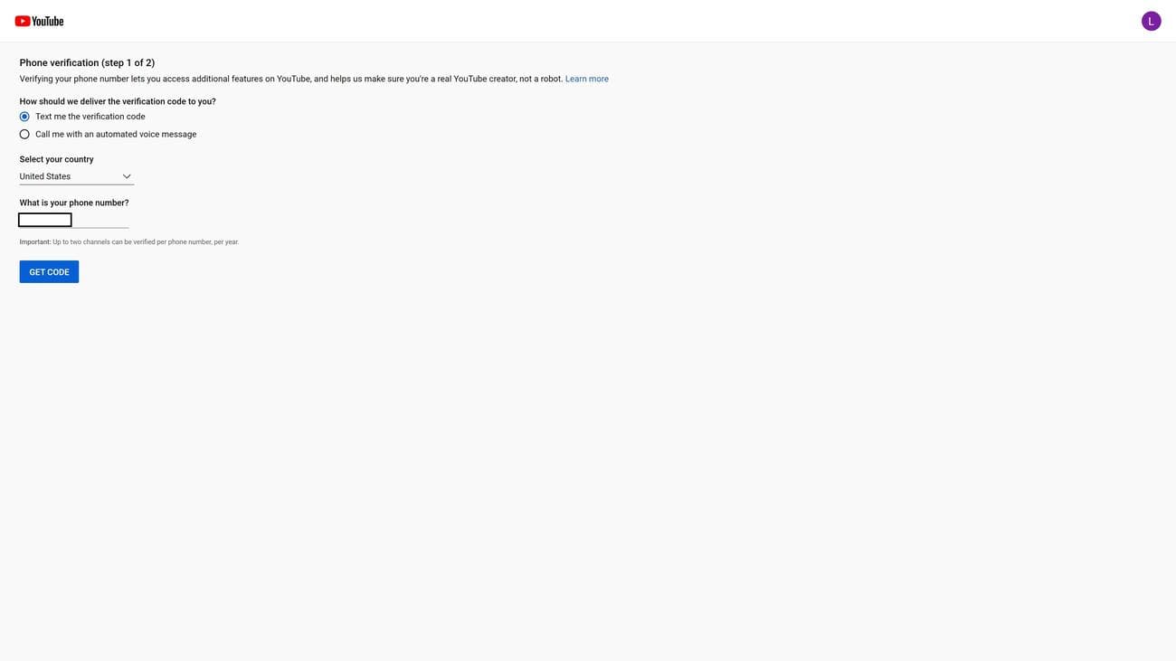 Το στιγμιότυπο οθόνης δείχνει την πρώτη σελίδα στη διαδικασία επαλήθευσης αριθμού τηλεφώνου YouTube.  Υπάρχουν επιλογές για την εισαγωγή χώρας και αριθμού τηλεφώνου, καθώς και ένα κουμπί «ΥΠΟΒΟΛΗ».