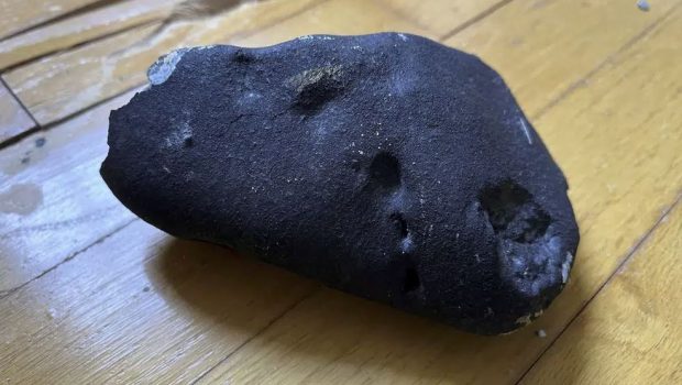 Άκουσαν έναν γδούπο, βρήκαν στην κρεβατοκάμαρα έναν ζεστό μετεωρίτη