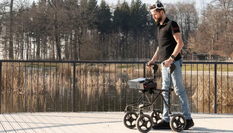 Άνθρωπος με αναπηρία περπάτησε ξανά χάρη σε AI εμφυτεύματα εγκεφάλου (ΒΙΝΤΕΟ)