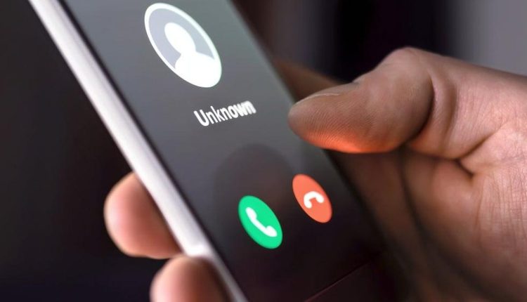 Άνθρωπος που απατήθηκε από Deepfake Βίντεο και ήχος του φίλου του
