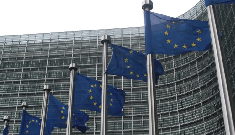 Αρχίζουν να εφαρμόζονται νέοι κανόνες στην Ευρώπη για τον περιορισμό της ισχύος των Big Tech στην αγορά