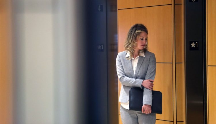 Ελίζαμπεθ Χολμς, αφημένη στην τύχη της
