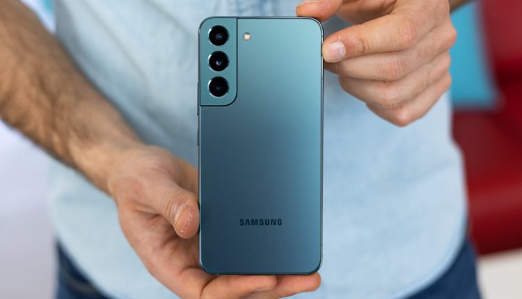 Η Amazon και η Best Buy μειώνουν το βασικό Galaxy S22 της Samsung σε φονική τιμή
