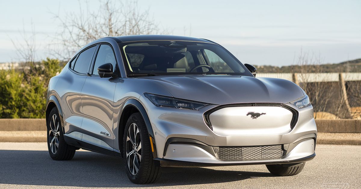 Η Ford ανοίγει ξανά τις παραγγελίες για τη Mustang Mach-E σε χαμηλότερη τιμή και υψηλότερη γκάμα