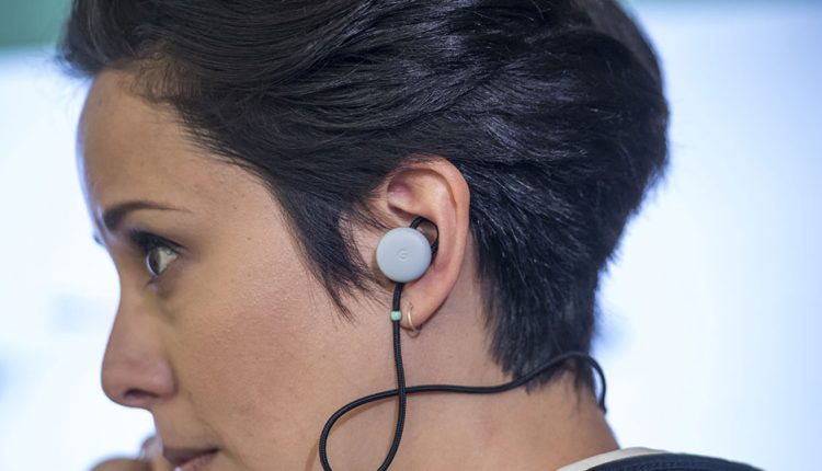 Η Google κυκλοφόρησε ακουστικά που μεταφράζουν 40 γλώσσες σε πραγματικό χρόνο