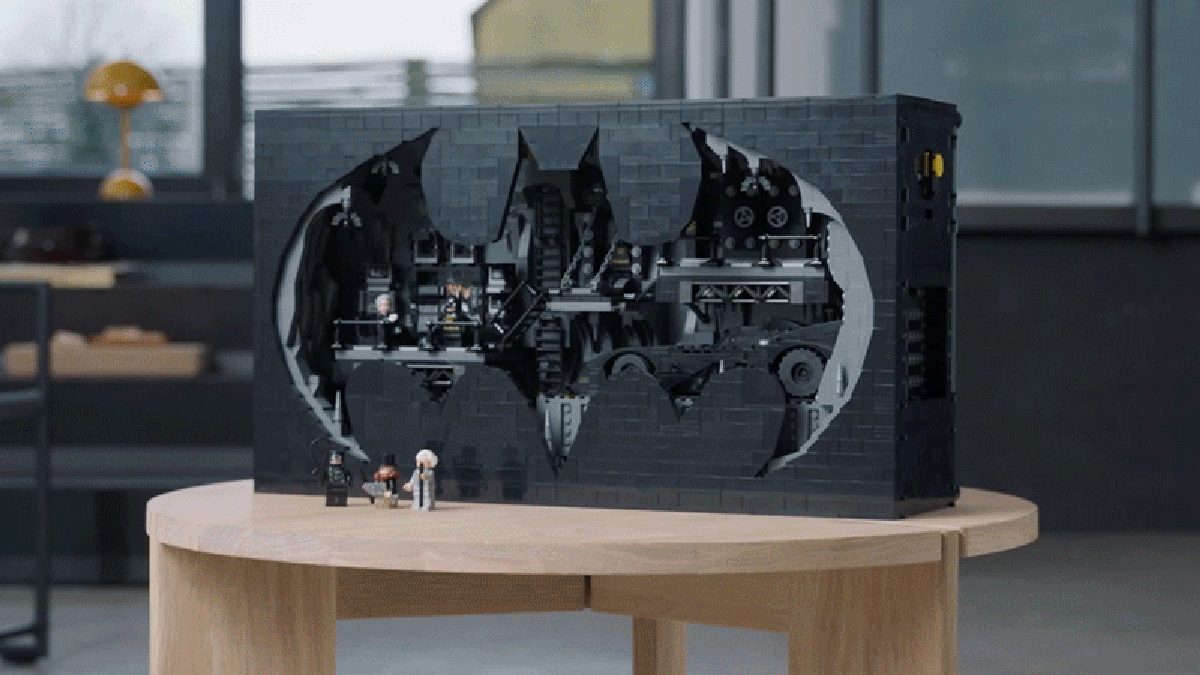 Η Lego παρουσιάζει το Batcave 3.981 τεμαχίων «Batman Returns».
