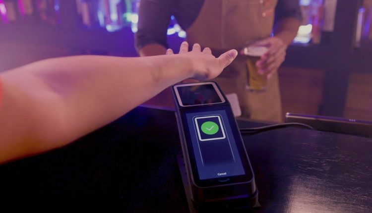 Η τεχνολογία σάρωσης παλάμης της Amazon μπορεί να σας επιτρέψει να αγοράσετε ένα ποτό χωρίς να βγάλετε την ταυτότητά σας
