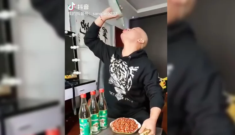 Κίνα: Streamer πέθανε αφού 'κατέβασε' τέσσερα μπουκάλια αλκοόλ σε ζωντανή μετάδοση