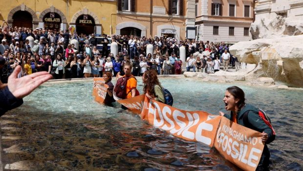 Κλιματική αλλαγή: Οι ακτιβιστές της «Τελευταίας Γενιάς» παίζουν με τα νεύρα της Ευρώπης