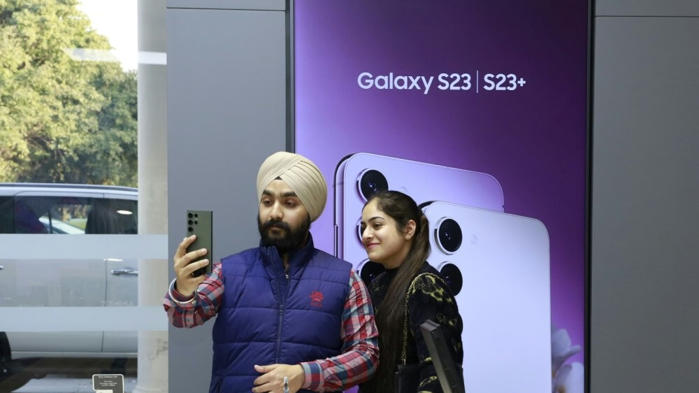 Κυβερνητικός αξιωματούχος διατάζει να αδειάσει ένα ολόκληρο φράγμα αφού ρίξει το Samsung Galaxy του μέσα σε αυτό
