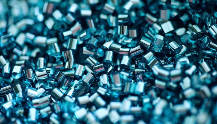 Μια αναπάντεχη ανακάλυψη στο χώμα, έξω από ένα εργοστάσιο πλαστικών