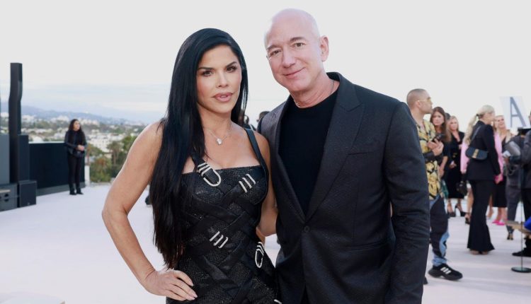 Ο Τζεφ Μπέζος φέρεται να αρραβωνιάστηκε με τη Λόρεν Σάντσες
