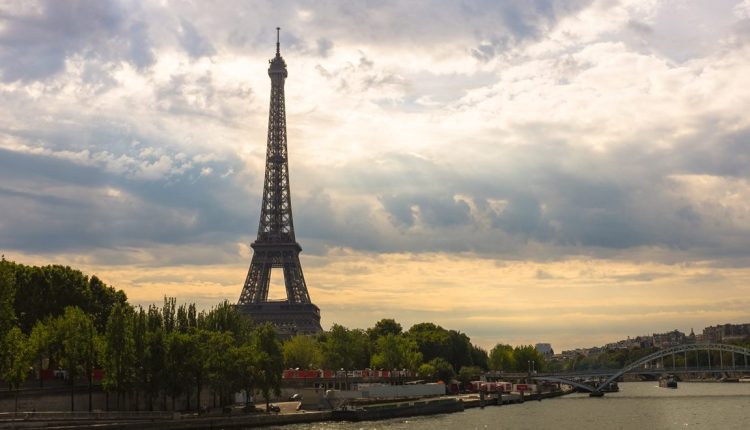 Πλαστικο-ποντή στο Παρίσι: Για πρώτη φορά σε δελτίο καιρού η βροχή από πλαστικά που πνίγει τις πόλεις