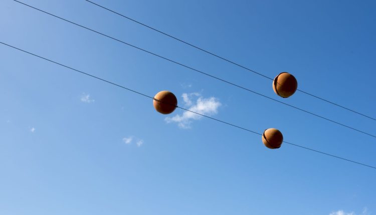  Ποιες είναι αυτές οι πολύχρωμες μπάλες στα ηλεκτρικά καλώδια;  – LifeSavvy
