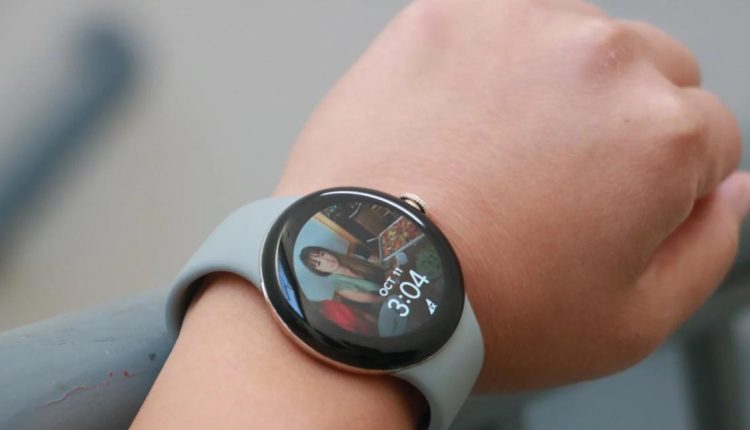 Σύμφωνα με πληροφορίες, το Pixel Watch 2 της Google θα έχει σημαντικά βελτιωμένη διάρκεια ζωής της μπαταρίας
