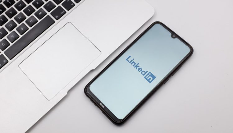 Το LinkedIn περικόπτει 716 θέσεις εργασίας καθώς καταργεί την εφαρμογή του για την Κίνα
