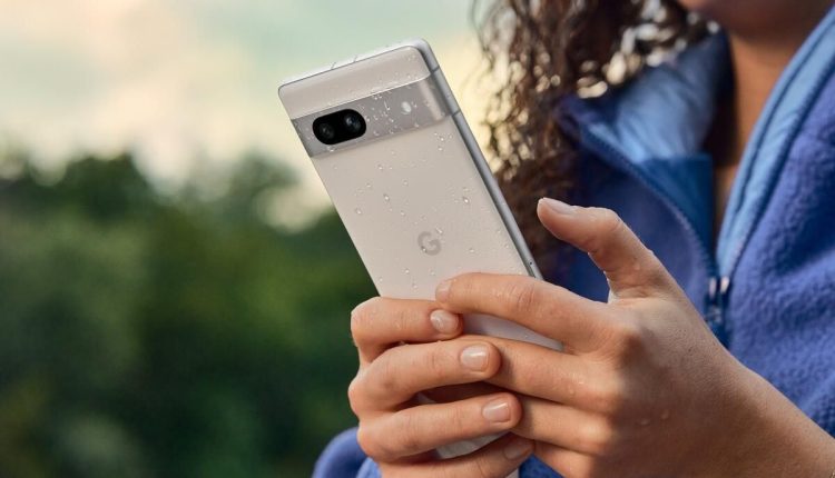 Pixel 7a_Snow_Lifestyle