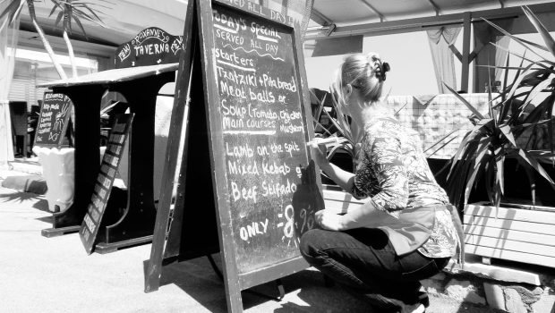 Το επιστημονικό κόλπο των εστιατορίων να αυξάνουν τα έσοδα αφήνοντας τις τιμές ίδιες