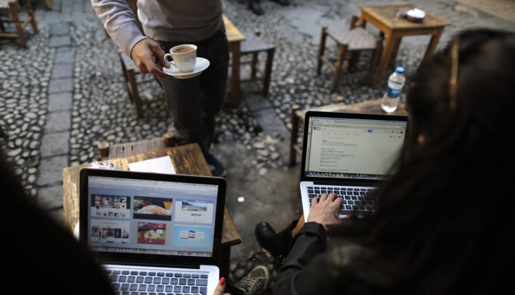 Το συχνό σερφάρισμα στο Ιντερνετ προλαμβάνει την άνοια - Οικονομικός Ταχυδρόμος