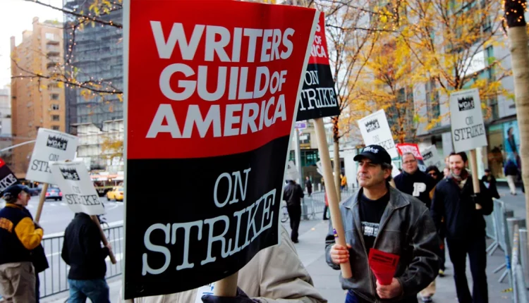 Χόλιγουντ σε κρίση: Απεργεί από σήμερα το σωματείο σεναριογράφων - Παραλύουν σειρές και ταινίες