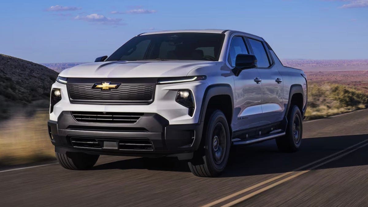 Chevrolet Silverado EV WT σε αυτοκινητόδρομο.