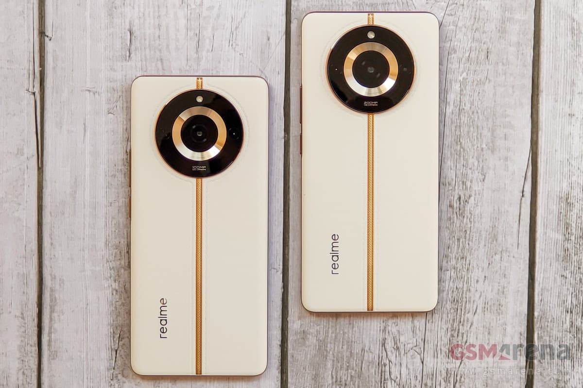 Realme 11 Pro (αριστερά) με Realme 11 Pro+ (δεξιά)
