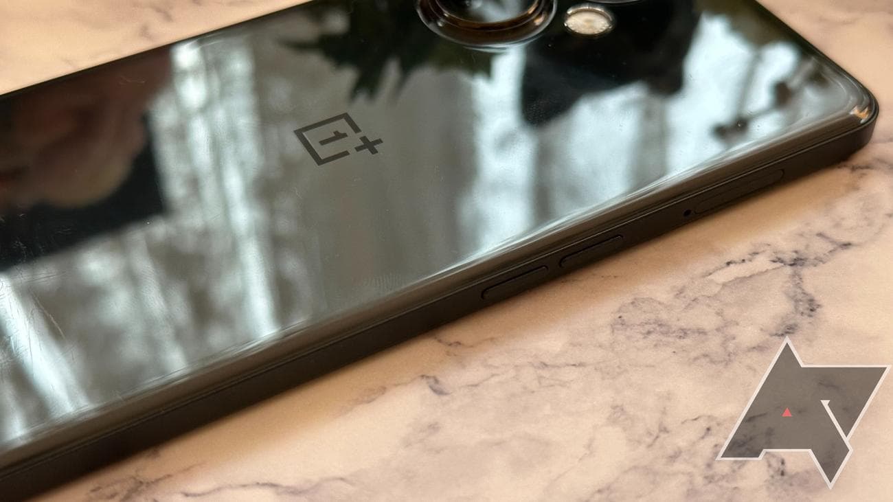 Πλάγια όψη του OnePlus Nord N30