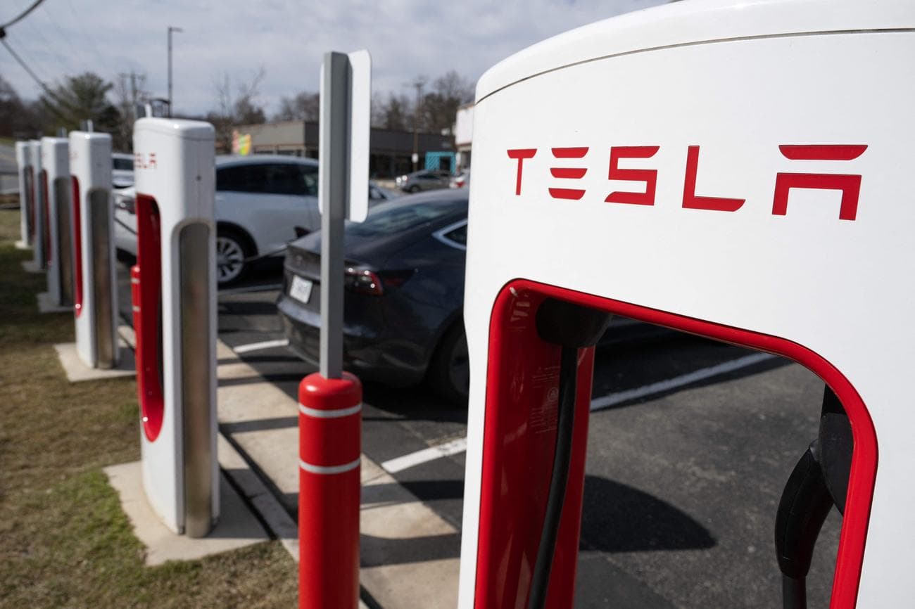Φόρτιση Teslas στα Superchargers