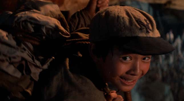 σύντομη στρογγυλή ματιά στην κάμερα.