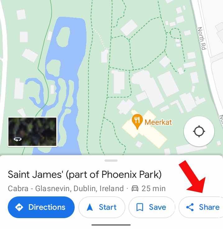 Μια επιλεγμένη τοποθεσία στην εφαρμογή για smartphone Χάρτες Google με ένα κόκκινο βέλος που δείχνει το κουμπί Κοινή χρήση