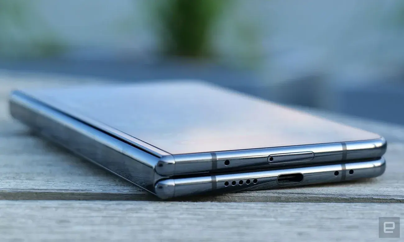 Μετακινώντας τους μεντεσέδες του Pixel Fold στο επάνω και στο κάτω μέρος της συσκευής, η Google κατάφερε να δημιουργήσει ένα αναδιπλούμενο τηλέφωνο που δεν έχει κενό μεταξύ των πλευρών του όταν είναι κλειστό. 