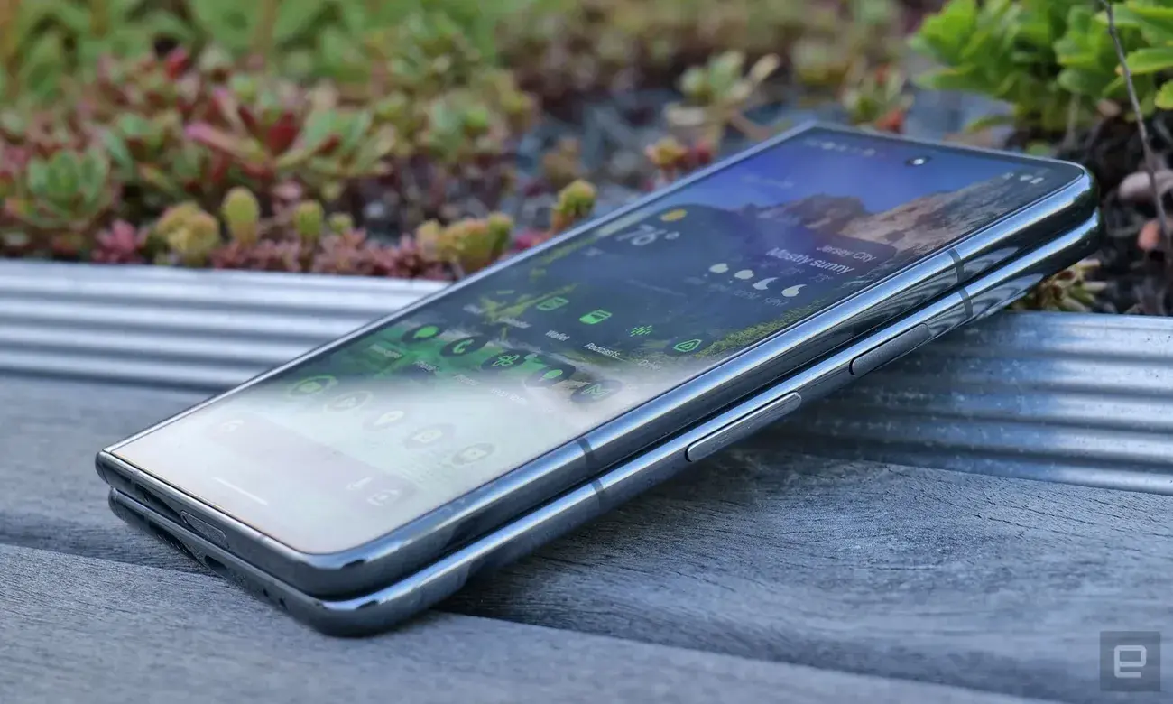 Μαζί με έναν παραδοσιακό διακόπτη έντασης ήχου, το Pixel Fold διαθέτει έναν αισθητήρα δακτυλικών αποτυπωμάτων ενσωματωμένο στο κουμπί λειτουργίας/κλειδώματος. 