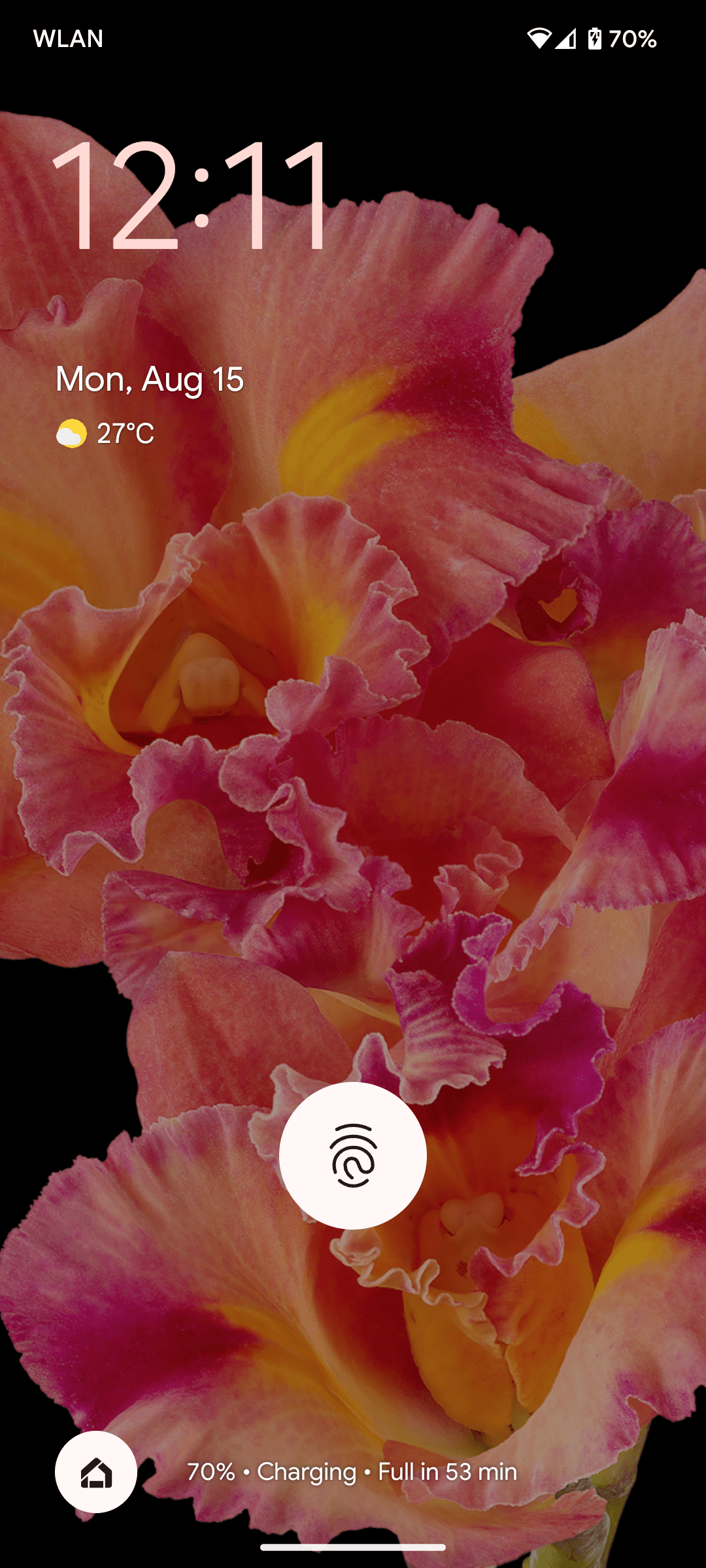 Screenshot of Android 13's lock screen with single-line clock activated