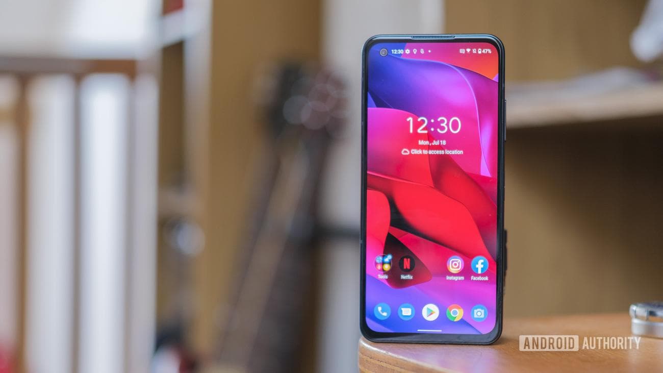 ASUS Zenfone 9 μπροστινό μέρος στο γραφείο