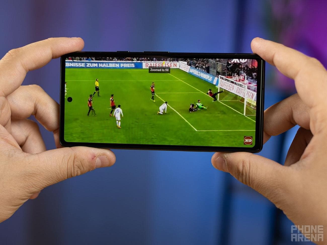 Μόνο μία από τις πιθανές χαλαρές δραστηριότητες που μπορεί να απολαύσει ο μπαμπάς σας στο ολοκαίνουργιο smart-gadget του!  |  Πίστωση εικόνας - PhoneArena - Καλύτερες προσφορές και ιδέες για δώρα για την Ημέρα του Πατέρα 2023