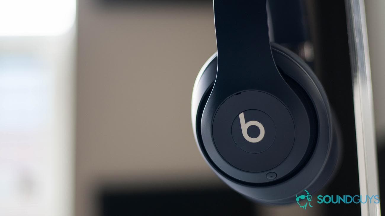 Το Beats Studio 3 Wireless στηρίζεται σε βάση ακουστικών σε προφίλ.