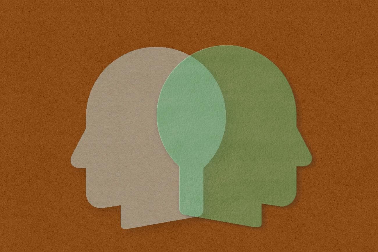 κομμένα κεφάλια σιλουέτας από διαφανές πολύχρωμο χαρτί που φαίνονται αντίθετα σε αντίθετες κατευθύνσεις