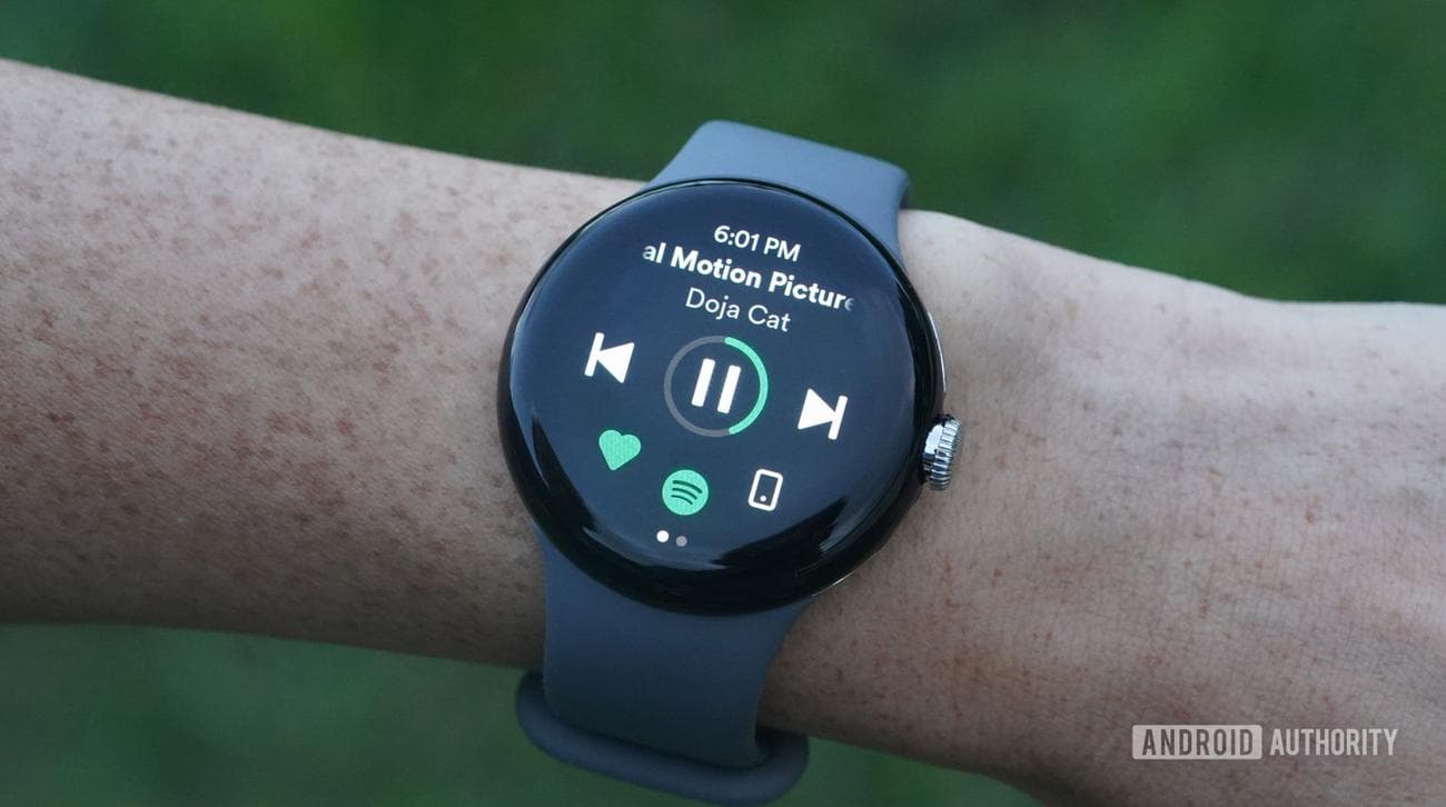 Ένα Google Pixel Watch εμφανίζει την εφαρμογή Spotify ενός χρήστη.