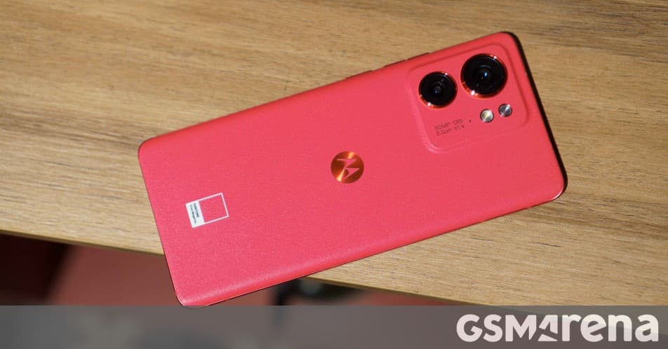 Motorola Edge 40 Viva Magenta hands-on

