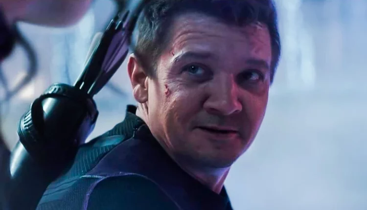 O Jeremy Renner σπάει τη σιωπή του για το μέλλον του στη Marvel, έξι μήνες μετά το ατύχημα